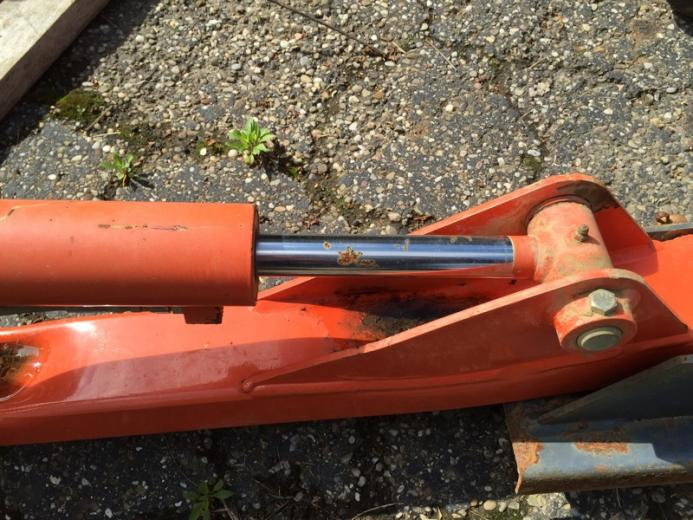 How to Remove Rust from Hydraulic Cylinders